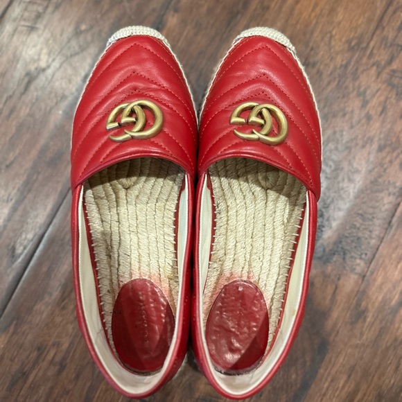 Gucci Red Quilted Flats with Gold Emblem - Picture 1 of 2